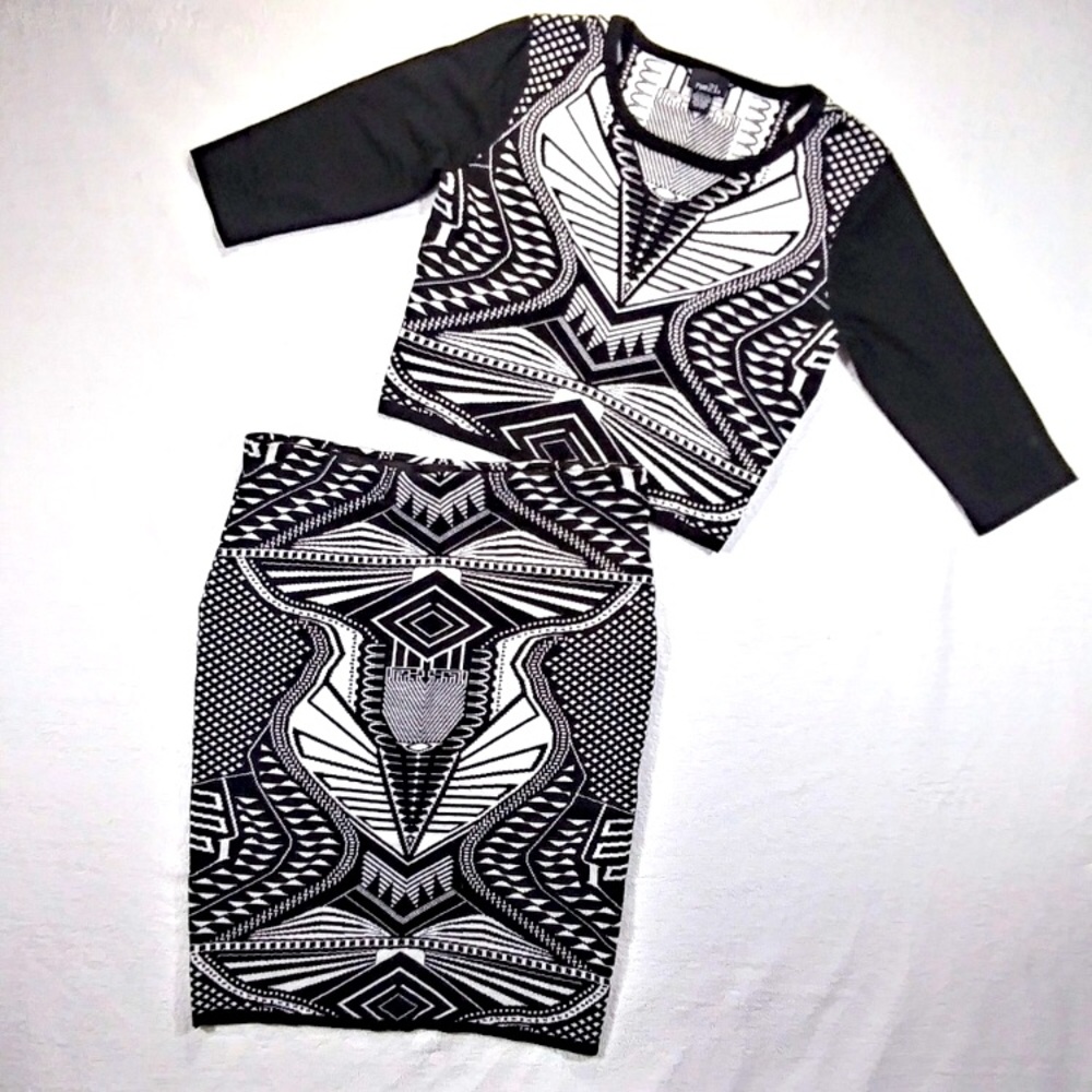 Knit 2 Piece B&W Crop Top & Skirt Set Sz Large